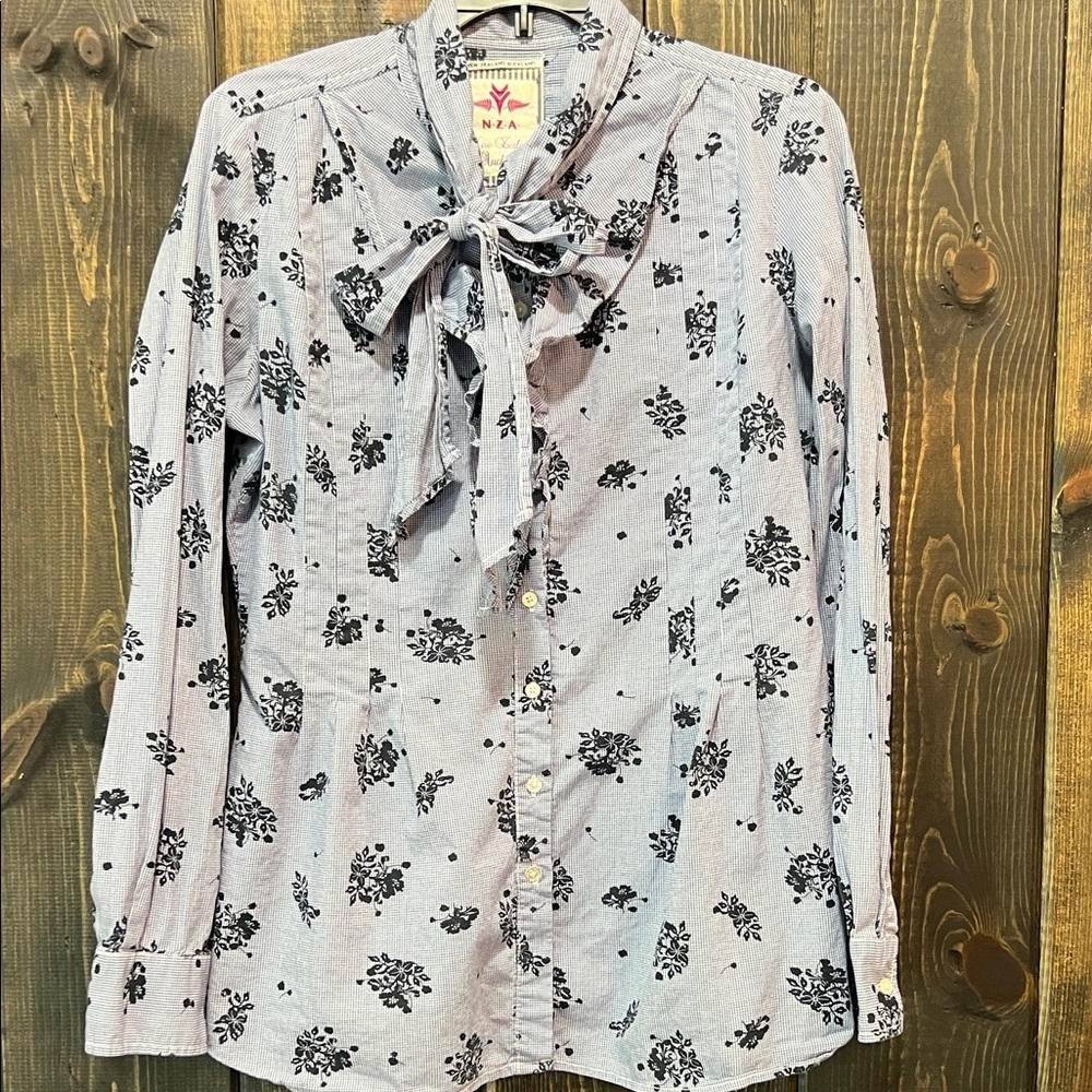 NZA New Zealand Auckland Blue Pattern Button Up Top M Ruffle Tie Neck Quality